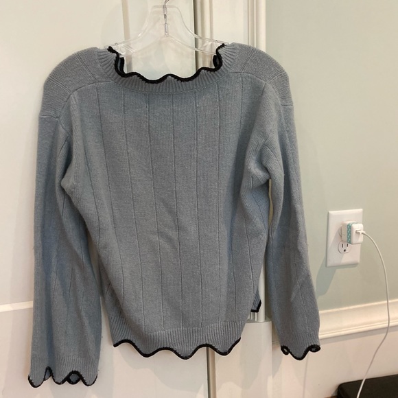 Blue scalloped sweater - Picture 2 of 2